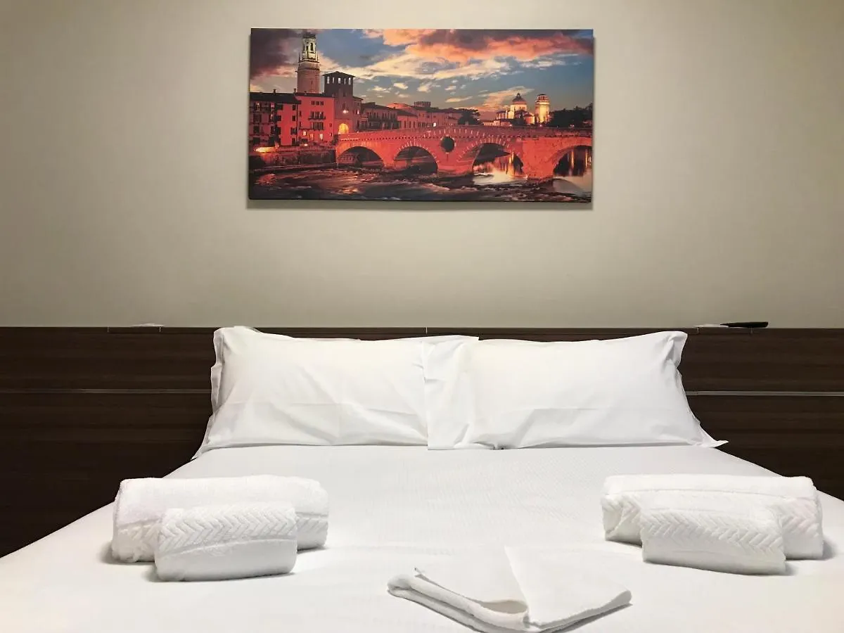 Verona Apartments & Rooms Lungadige 2*,