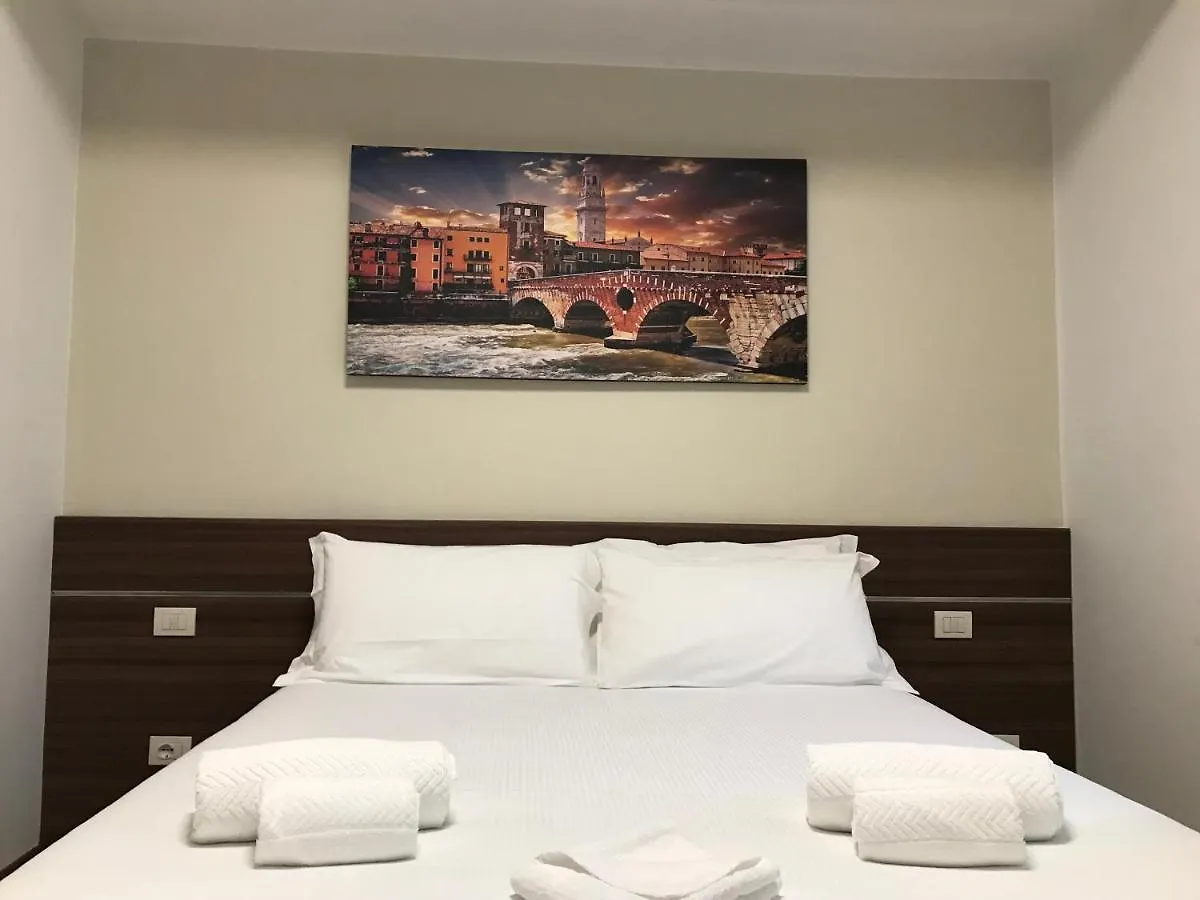 Verona Apartments & Rooms Lungadige 2*,  Italia