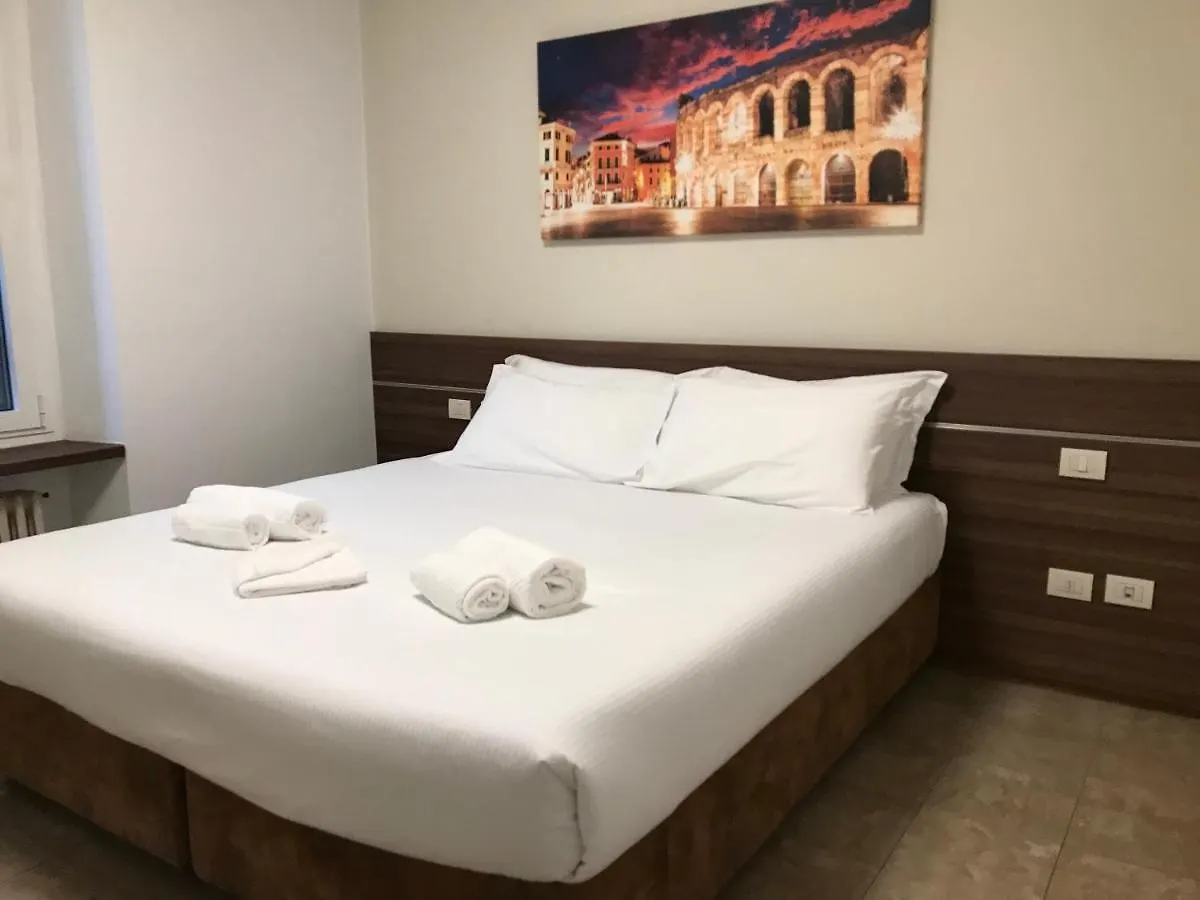 Verona Apartments & Rooms Lungadige Italia